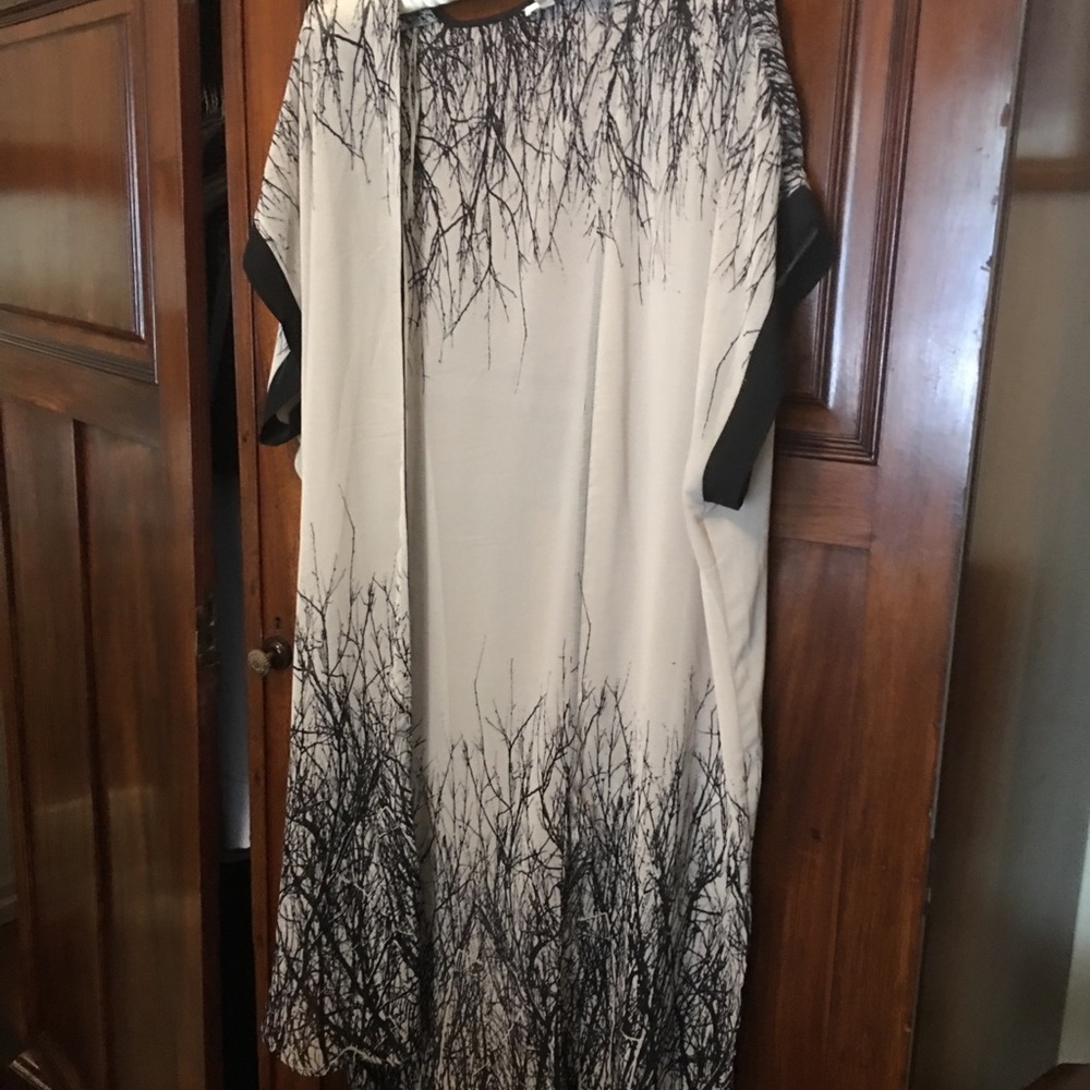 Kimono cream and black hits btwn calf and knee